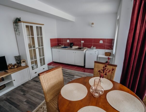 Casa Danei - Brașov - Camera matrimonială - bucătărie complet utilată